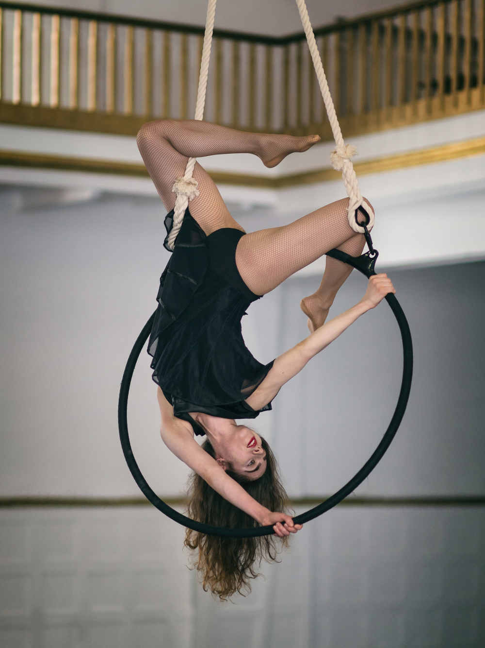 Elena-aerial-hoop-show