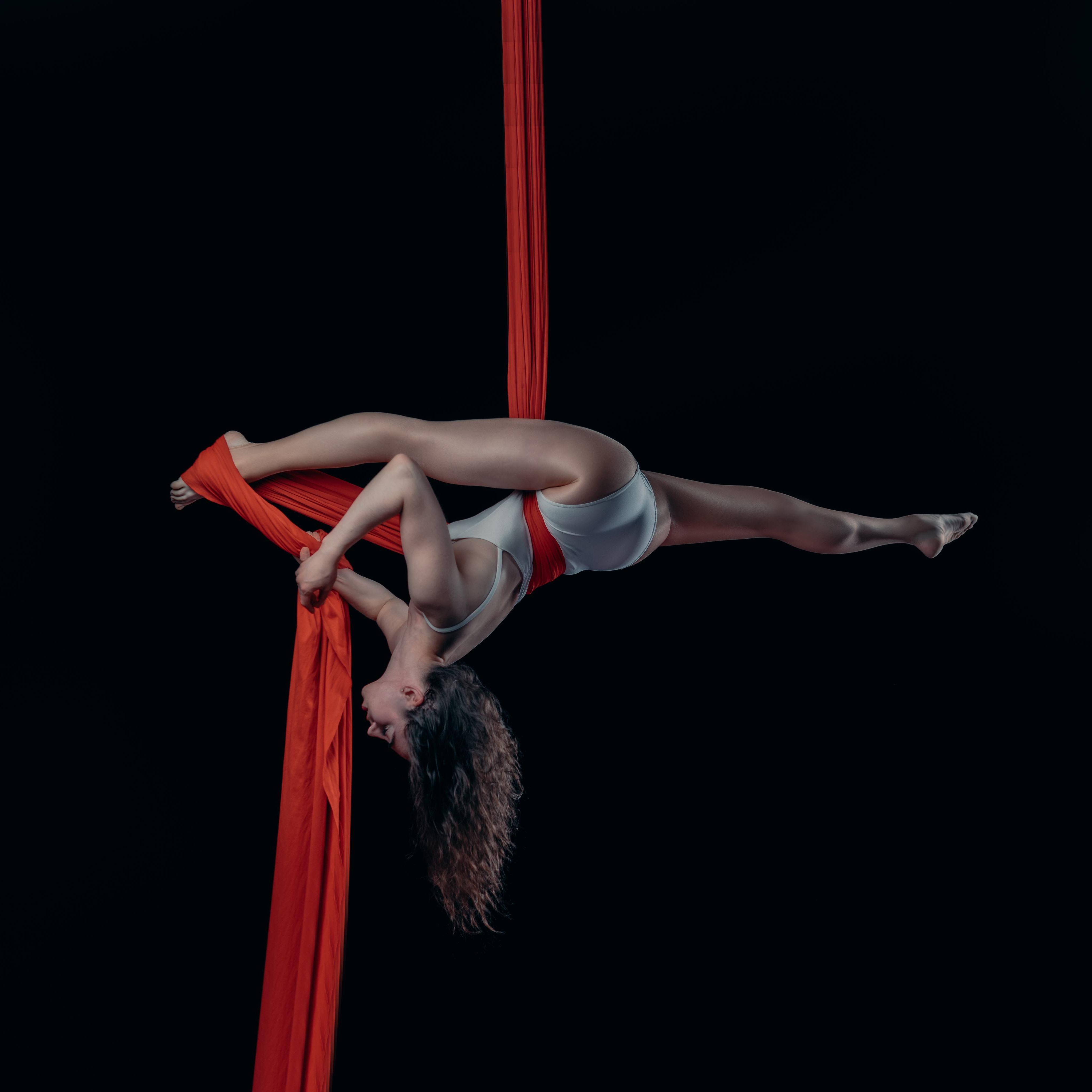 Elen-aerialdancer-by-konrad-buske